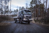 Volvo FL 4x4 toimitetaan joko perinteisellä päiväohjaamolla tai kuvan miehistöohjaamolla varustettuna. Päivitysversion tuotanto alkaa marraskuussa 2025. 