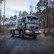 Volvo FL 4x4 toimitetaan joko perinteisellä päiväohjaamolla tai kuvan miehistöohjaamolla varustettuna. Päivitysversion tuotanto alkaa marraskuussa 2025.