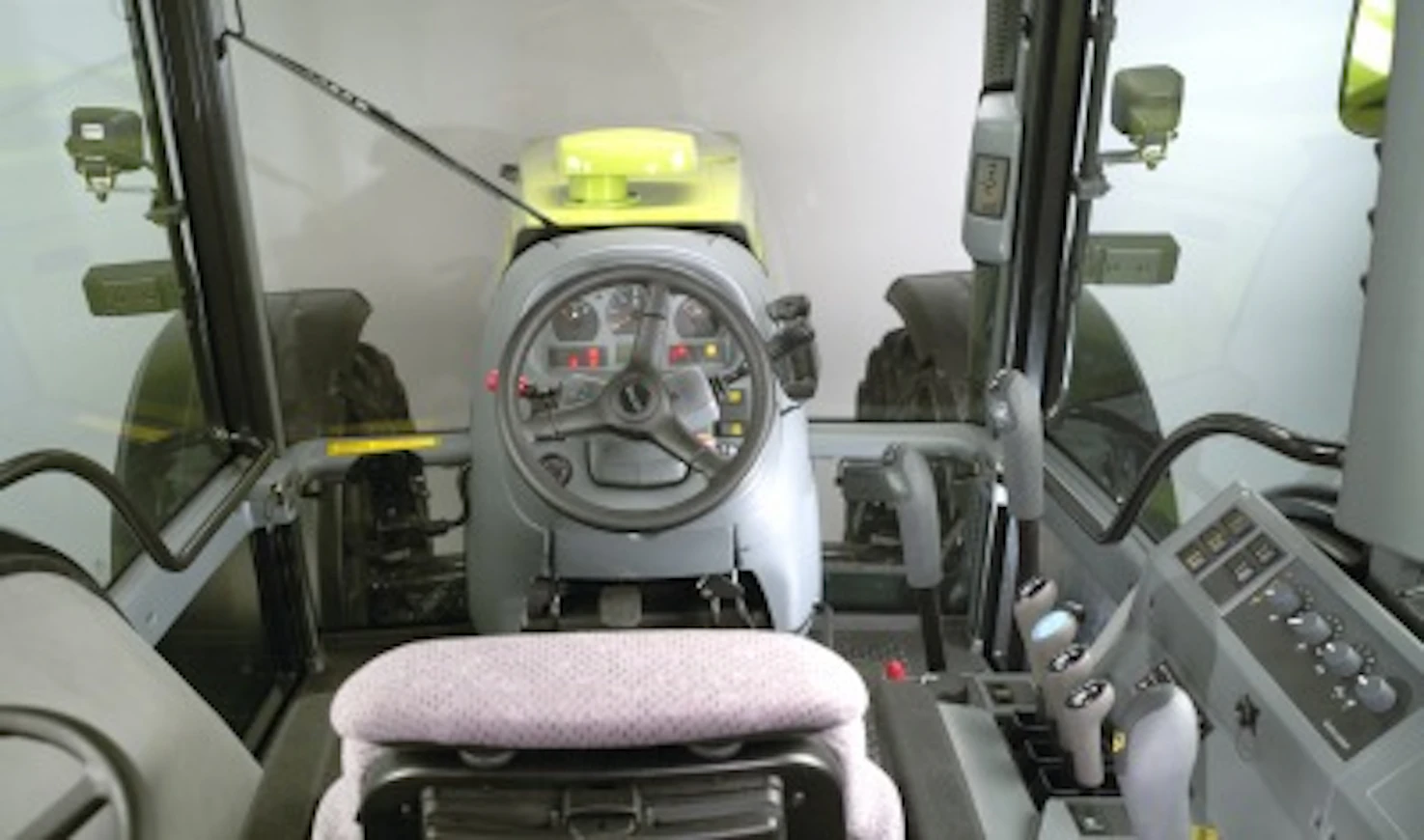 00Valtra8350HitechOhjaamo