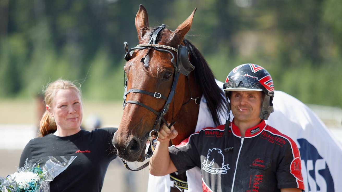 Matti Nisonen ja Annika Redefalk ovat menestyneet mainiosti viimeisten vuosien aikana Vidgrénin perheen hevosilla. Kuvassa pariskunta Radetzkyn Suur-Hollola-välierän voiton jälkeisissä tunnelmissa.