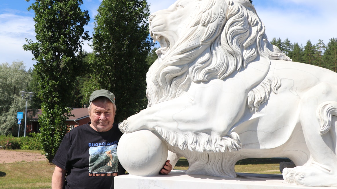 Rajavartiolaitoksella 30 vuotta sitten työskennellyt Antti Väisänen eli kesän 1992 tiiviisti leijona-havaintoja seuraten. Harvinaisen vieraan muistona on muhkea patsas Ruokolahden keskustassa. 