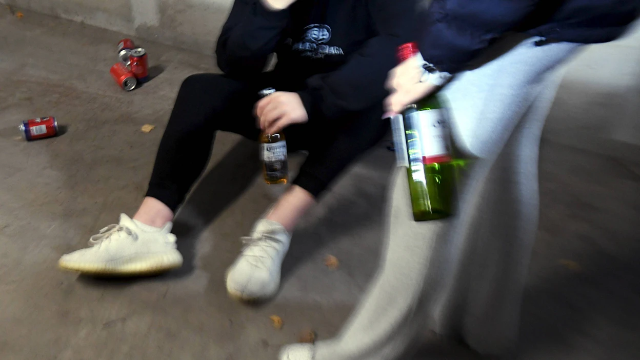 Koululaistutkimusten ja kouluterveyskyselyiden mukaan alaikäiset saavat alkoholia yleisimmin kavereiden kautta. LEHTIKUVA / Jussi Nukari.
