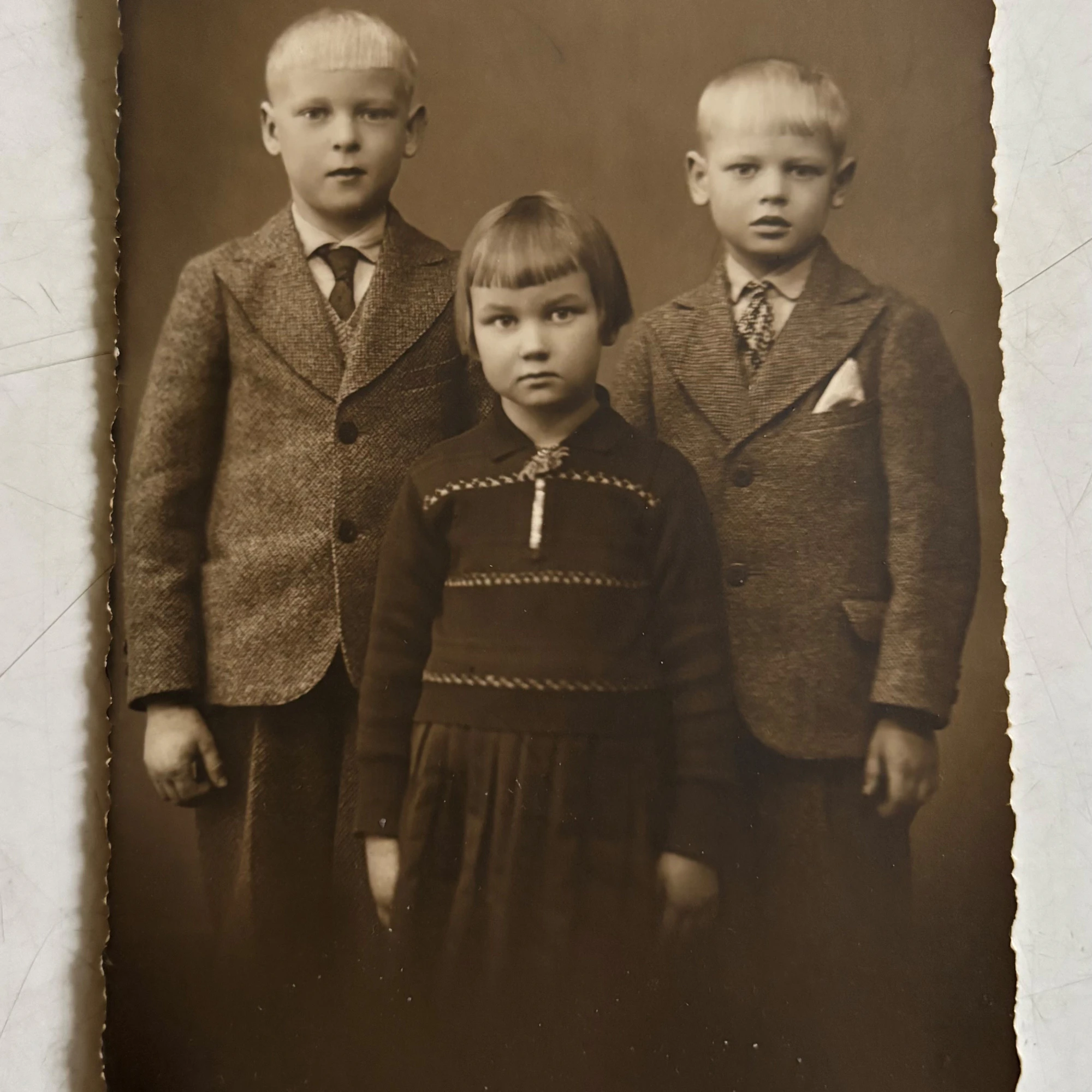 Sisarukset Risto, Irmeli ja Veli-Pekka Ikonen kuvattuina viipurilaisessa valokuvaamossa 1930-luvun lopulla.