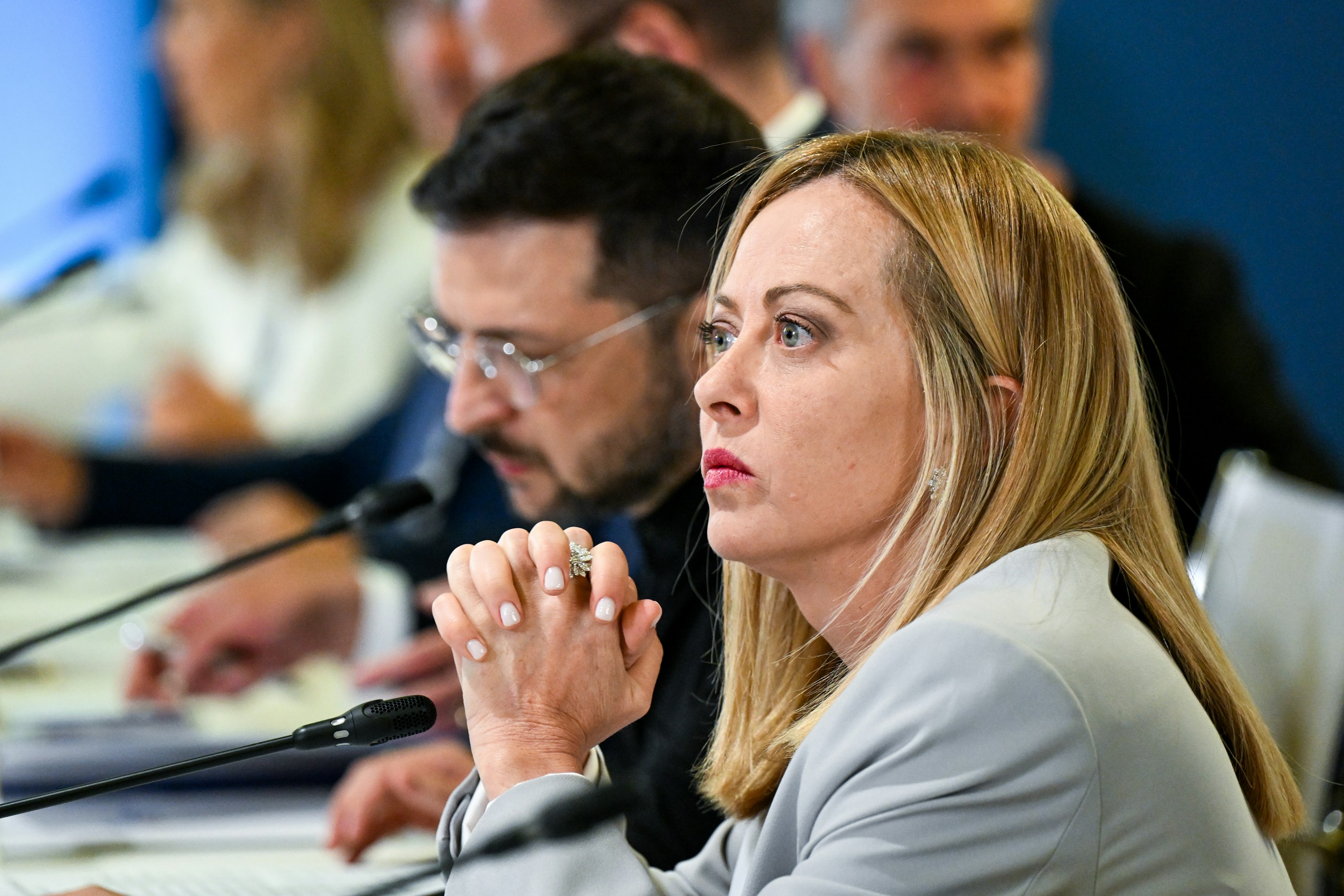 Italian pääministeri Giorgia Meloni (edessä) on kerännyt kiitosta Ukrainan tukijana. Italian omia puolustusmenoja Meloni yrittää ujuttaa kyseenalaisiin kohteisiin.