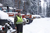 Kalevi Vilppola Fiat-rivistönsä edessä. Etuvasemmalla näkyy Challenger-telatraktorin keulaa ja taustalla halkopinojen vieressä yksi käytössä olleista Countyistä.