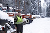 Kalevi Vilppola Fiat-rivistönsä edessä. Etuvasemmalla näkyy Challenger-telatraktorin keulaa ja taustalla halkopinojen vieressä yksi käytössä olleista Countyistä.