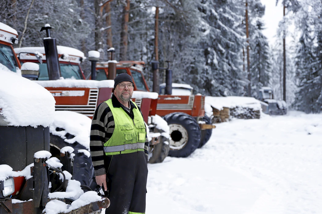 Kalevi Vilppola Fiat-rivistönsä edessä.