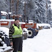 Kalevi Vilppola Fiat-rivistönsä edessä. Etuvasemmalla näkyy Challenger-telatraktorin keulaa ja taustalla halkopinojen vieressä yksi käytössä olleista Countyistä.