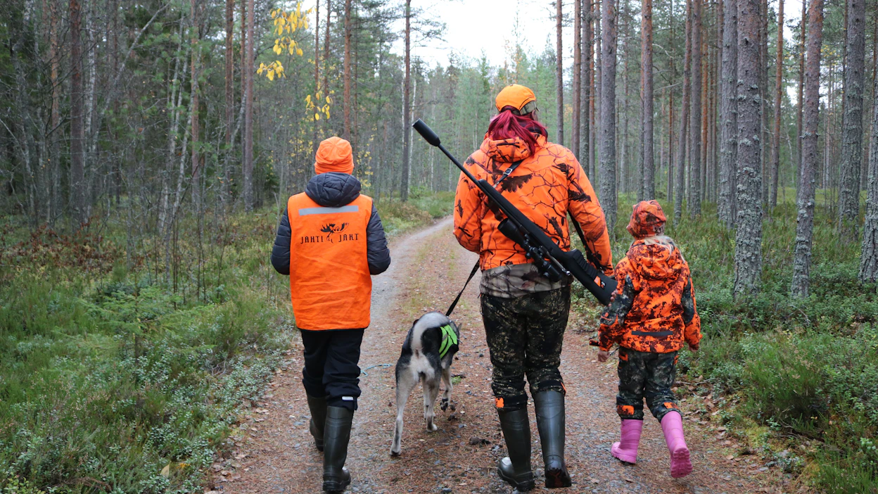 Lasten ja nuorten metsästysharrastuksen tärkein lähtökohta on turvallisuus sekä yhteinen tekeminen turvallisten aikuisten kanssa.