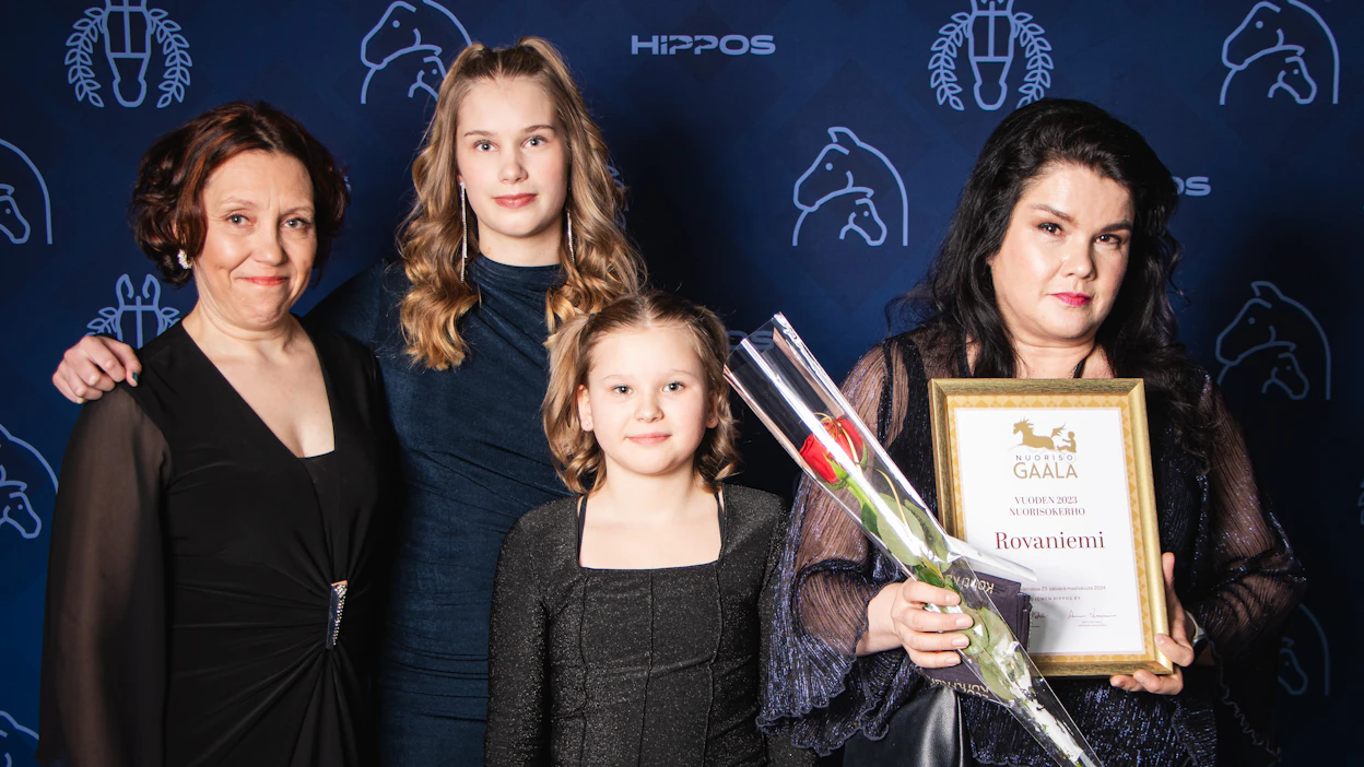 Rovaniemeltä nuorisogaalassa olivat vastaanottamassa palkintoa Sari Jauhojärvi (vas.), Anni Ruotsalainen, Oona Alaluusua ja Kirsi Braks. Rovaniemellä ravikerhoa käyvä Oona Alaluusua palkittiin nuorisogaalassa vuoden ystävänä.