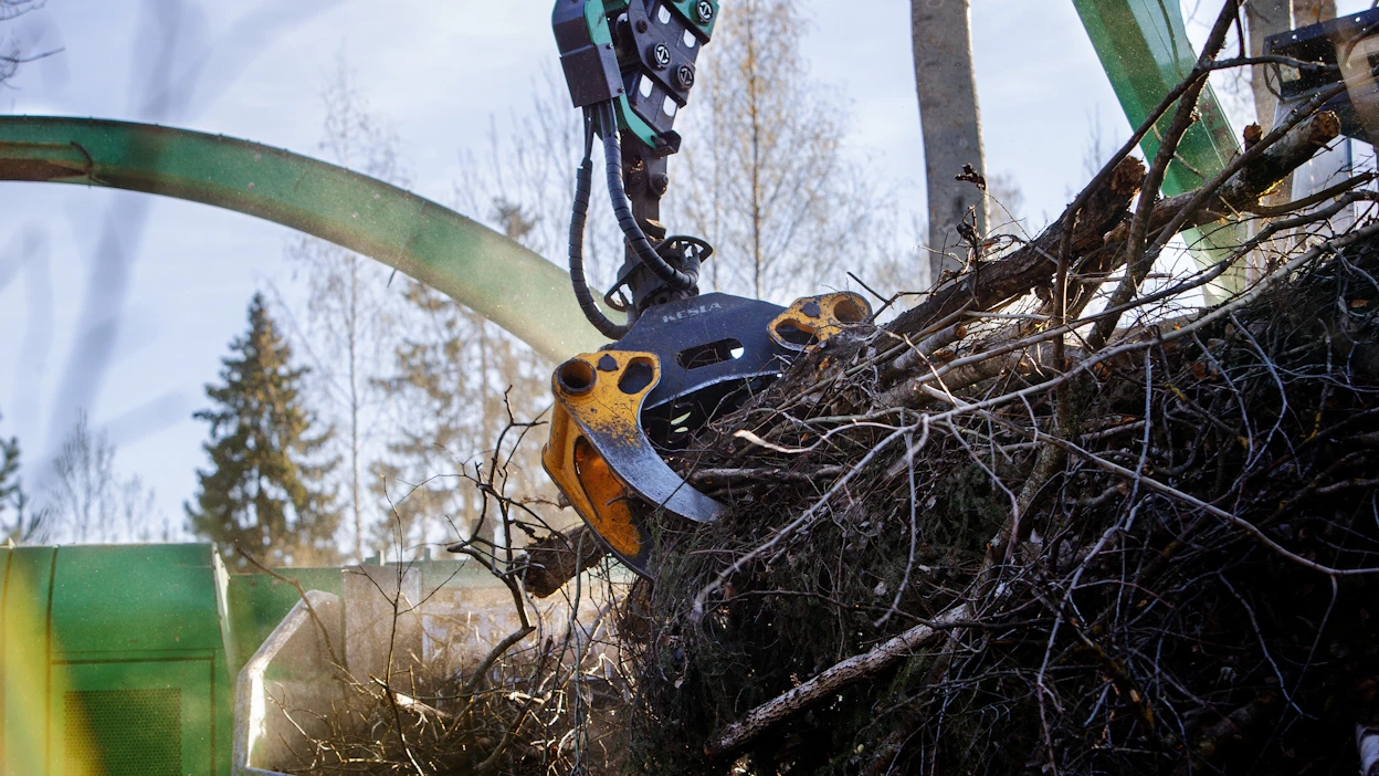 Energiapuun kysyntä jatkuu PTT:n arvion mukaan hyvän myös tämän vuoden. Maanantaina otetussa kuvassa on Hakevuoren työmaa Hyvinkäällä.