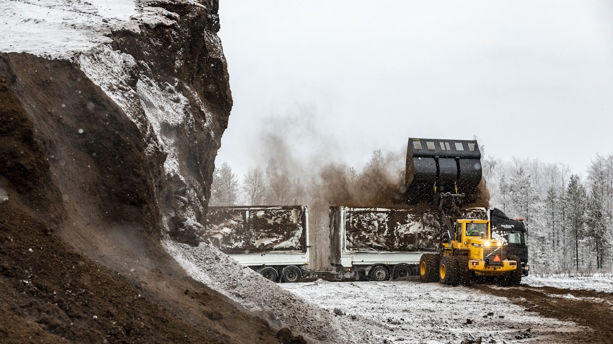 Turverekan lastaus käynnissä. Arkistokuva.