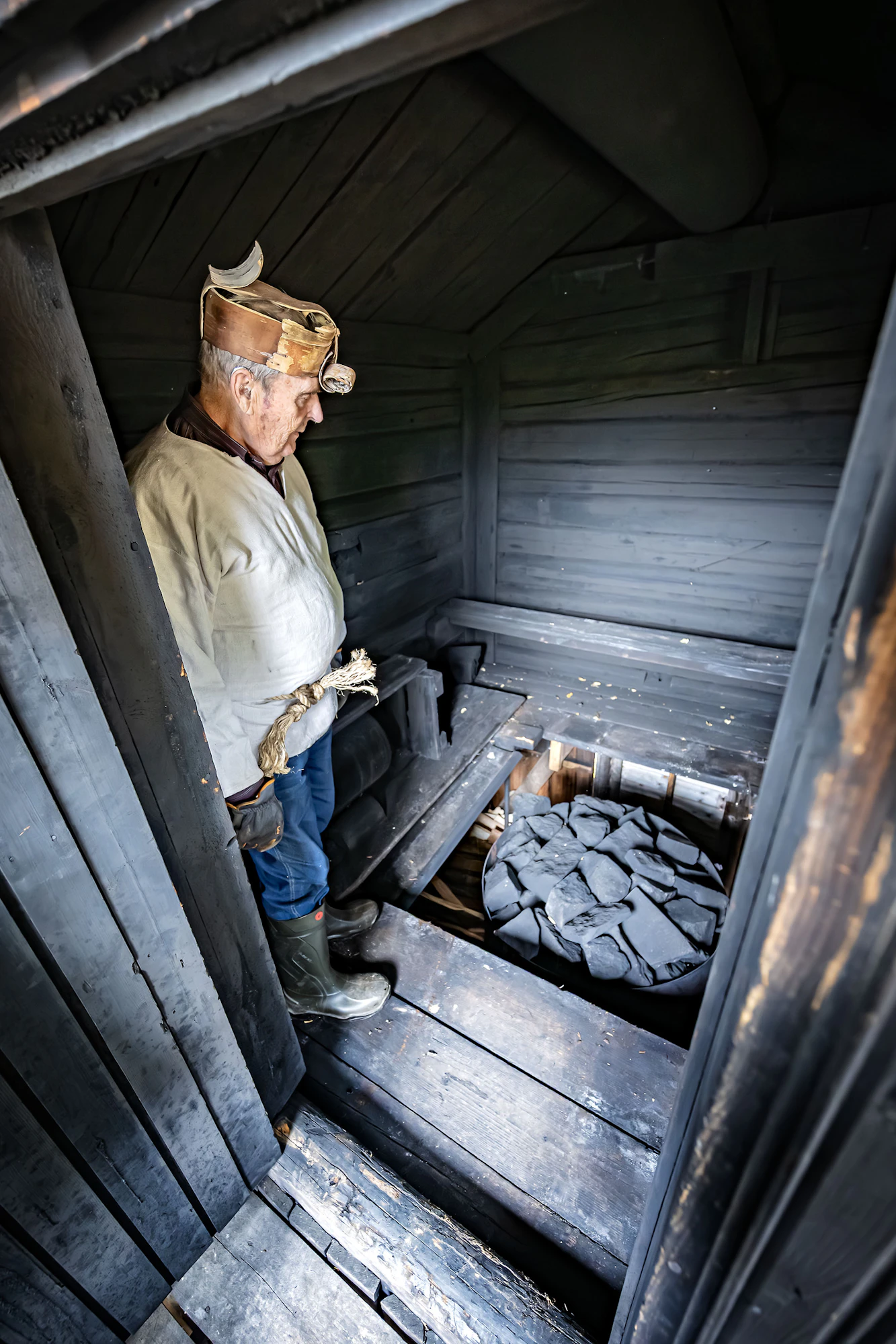 Kammi-kylän savusaunaan mahtuu kolmetoista henkeä. ”Eräs miesporukka kävi täällä viitenä vuotena perättäin saunomassa. He saunoivat ja painivat suolla koko yön”, Erkki muistelee.