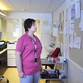 Nina Pulkkinen on Haapajärven terveyskeskuksen sairaanhoitaja ja entisen Selänteen alueen pääluottamusmies Pohjois-Pohjanmaan hyvinvointialueella Pohteella. Hänen mukaansa etenkin kotihoito ja vuodeosastot ovat ensi kesänä pulassa hoitajapulan vuoksi.