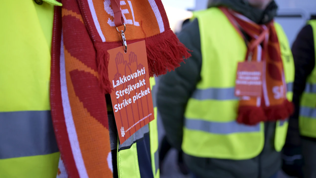 Suomen Elintarviketyöläisten Liiton lakkovahteja Vantaalla 8. huhtikuuta. LEHTIKUVA / Antti Aimo-Koivisto.