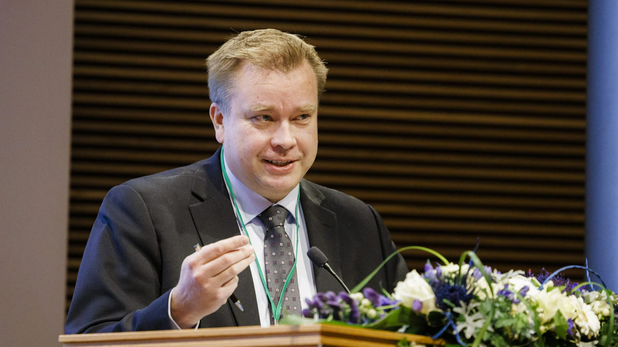 Puolustusministeri Antti Kaikkosen mukaan puolustusministeriö voisi saada jatkossa laajemmat valtuudet puuttua kansallista turvallisuutta uhkaaviin kiinteistökauppoihin.