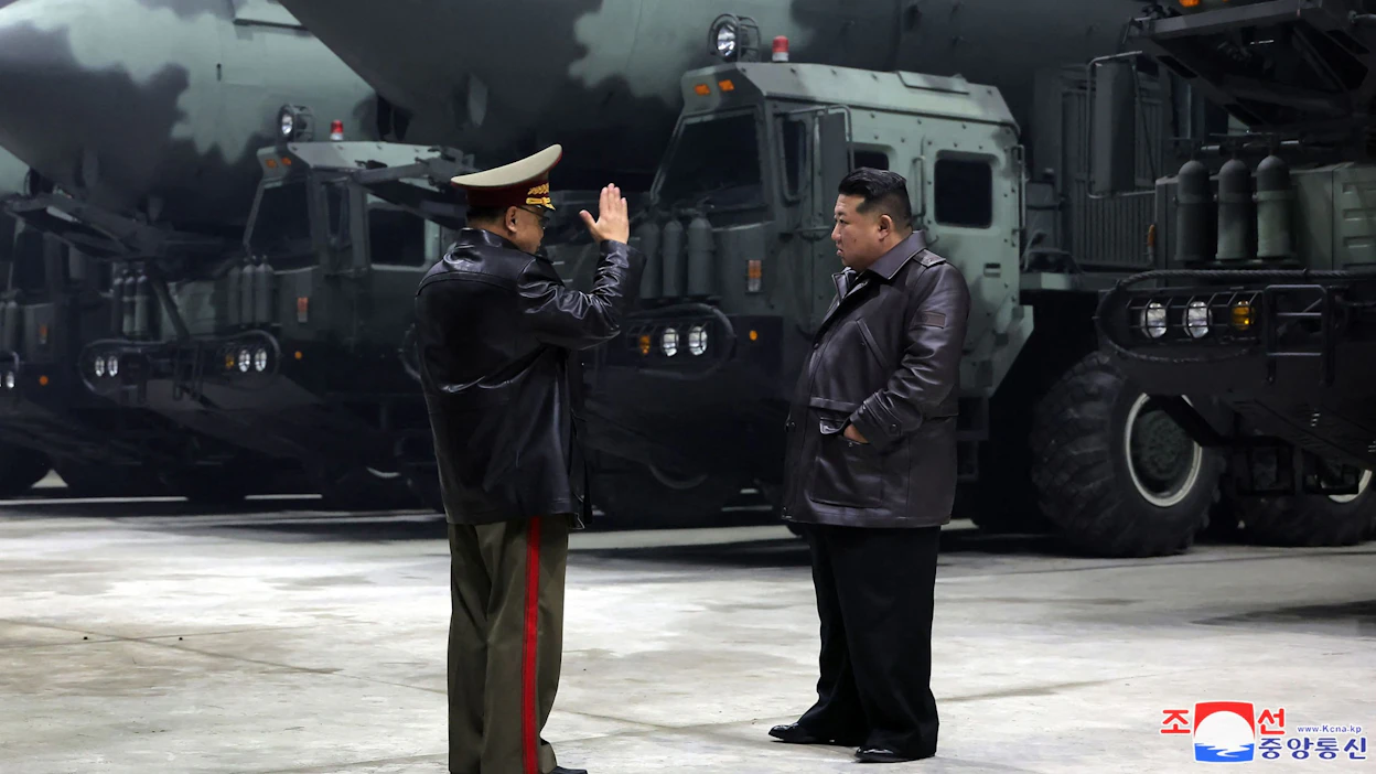 Pohjois-Korean uutistoimisto KCNA julkisti keskiviikkoa päiväämättömän kuva, jossa Pohjois-Korean johtaja Kim Jong-un vierailee ohjustukikohdassa jossain päin Pohjois-Koreaa.