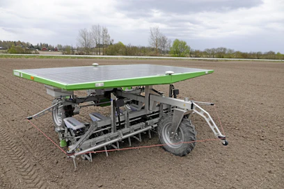 Keveämmät robotit voidaan siirtää lohkolta toiselle traktorin nostolaitteessa. FarmDroidiin on tänä vuonna tullut lisäominaisuutena ruiskutteen täsmäannostelun mahdollisuus. Koneen ympärillä kiertää turvakaapelit, jotka pysäyttävät koneen, jos kosketus esteeseen on tulollaan.