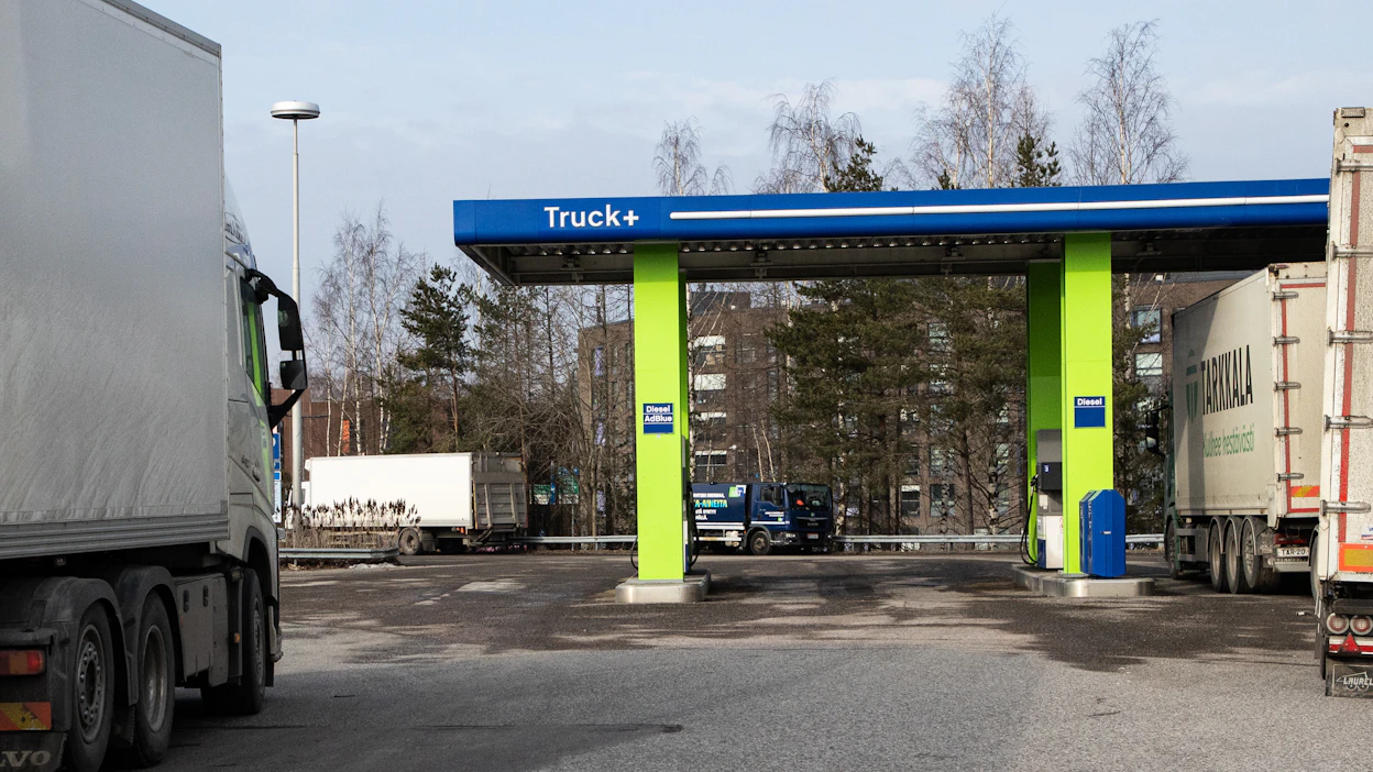 Noin 15 prosenttia SKAL:in jäsenyrityksistä on kärsinyt lakon vuoksi heikentyneestä polttoaineen saatavuudesta. Kuvassa raskaan kaluston tankkauspiste Vantaan Keimolan Nesteellä valtatie 3:n alkupäässä.