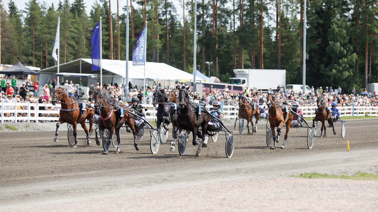Salamakypärät-kilpailun osalähtö viime kesänä Mikkelissä.