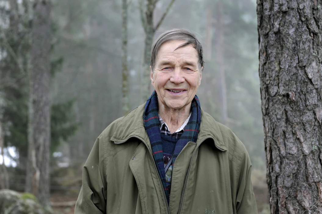 ”Hakamaa näyttää samalta kuin silloin, kun olin pikkupoika”, Heimo Tuomarla kertoo esitellessään tilan pihapiirin puustoisia perinnebiotooppeja.