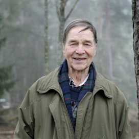 ”Hakamaa näyttää samalta kuin silloin, kun olin pikkupoika”, Heimo Tuomarla kertoo esitellessään tilan pihapiirin puustoisia perinnebiotooppeja.