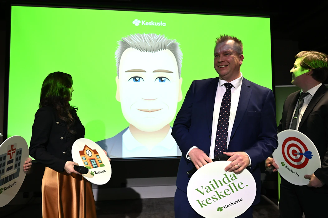 Keskustan puheenjohtaja Antti Kaikkonen ja Kaikkosen emoji keskustan vaalistartissa. LEHTIKUVA / EMMI KORHONEN.