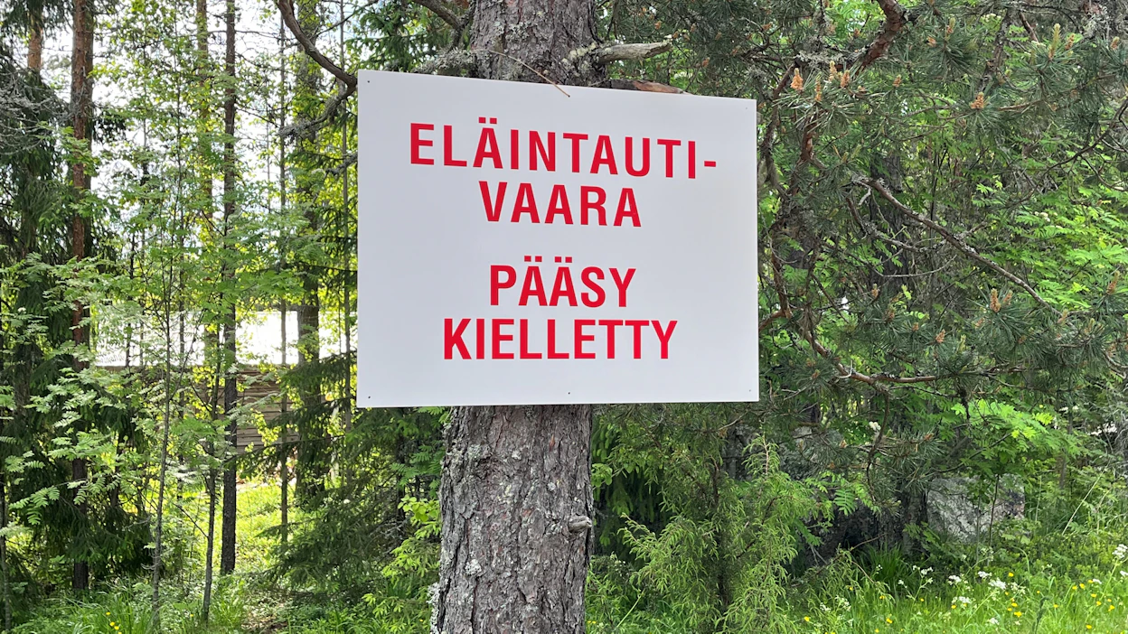 Rajoitusalueesta kertova kyltti ASF-tartutantapausharjoituksissa vuonna 2025. Kuvituskuva.