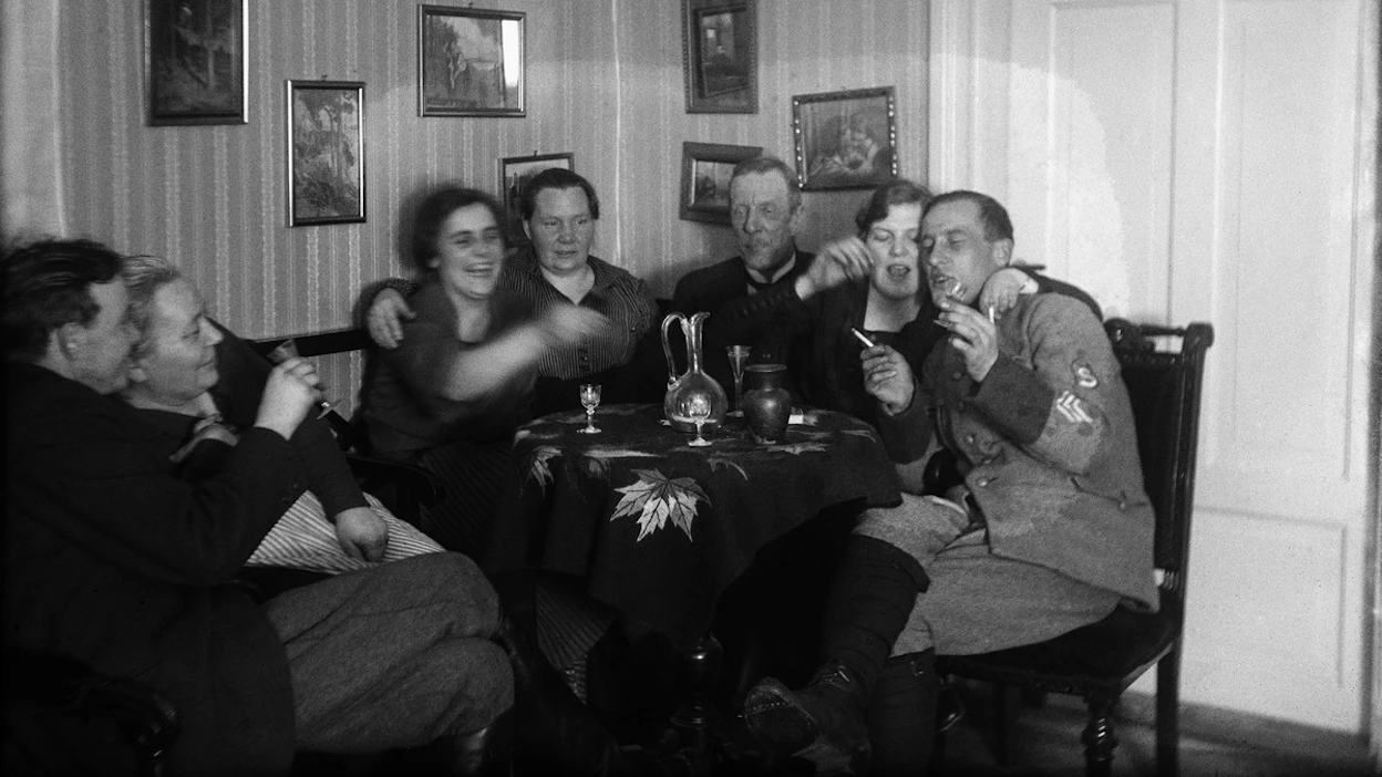 Juhliva seurue kotikutsuilla 1920-luvun kieltolaki-Suomessa.