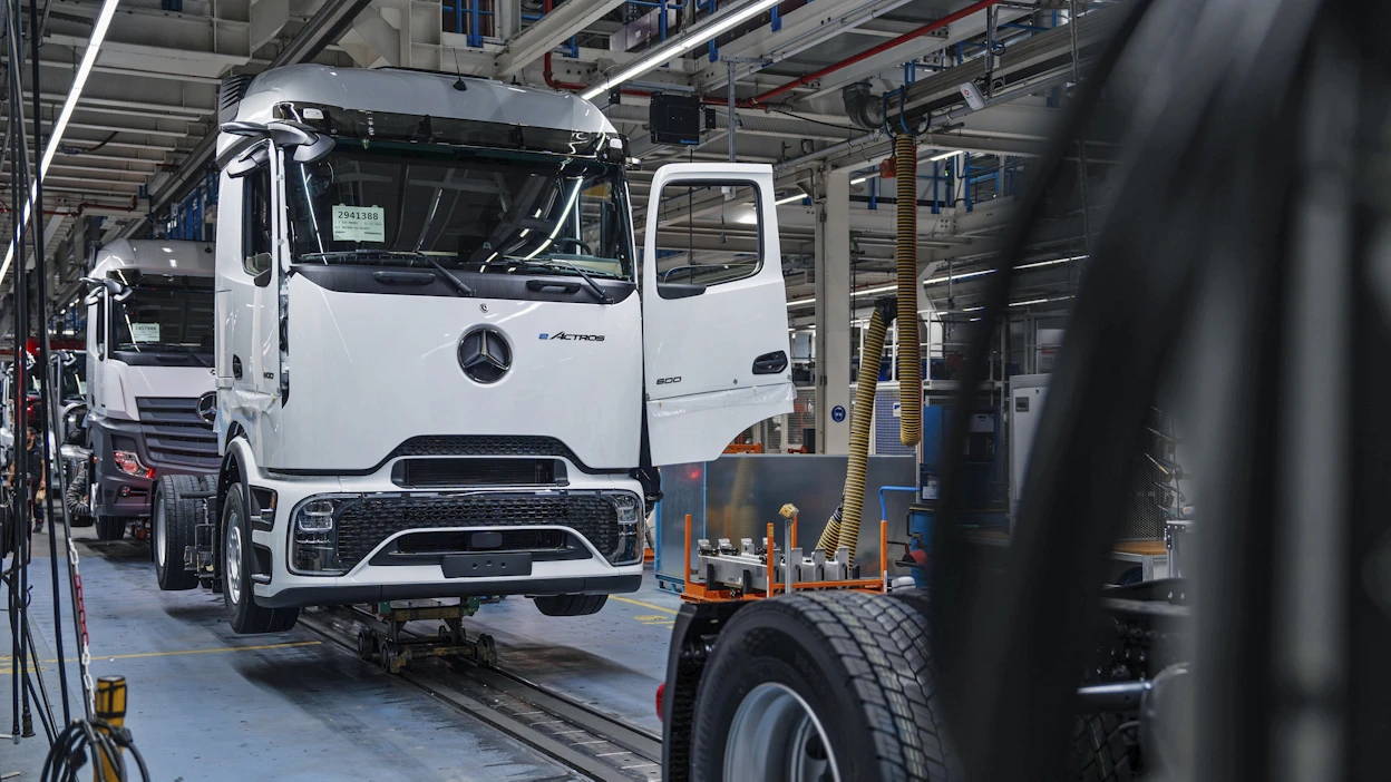 Akkukäyttöisen Mercedes-Benz eActros 600 -mallin tuotanto käynnistyi vuoden 2024 lopussa. Puoliperän vetoautona se on mitoitettu 44 kokonaispainolle ja sille luvataan 500 kilometrin toimintamatka, mikä luonnollisesti koskee optimiolosuhteita.