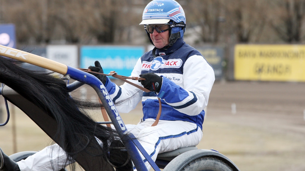 Pekka Korpi on tuttu näky menestyvien nuorten hevosten takana. Tänään hän ajaa Cupido Comboa SHKL Cupin karsinnassa Jokimaalla.