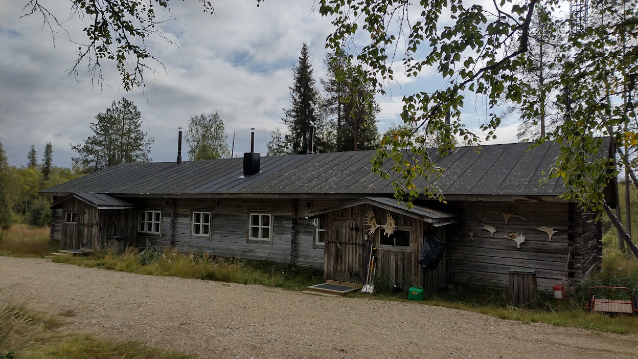 ”Kämpän vieressä seisova suuri mänty osaisi varmasti kertoa monta tarinaa ankarista talvista savottamiesten ponnistellessa metsätöissä”, kirjoittaa Kirsi Kumpulainen.