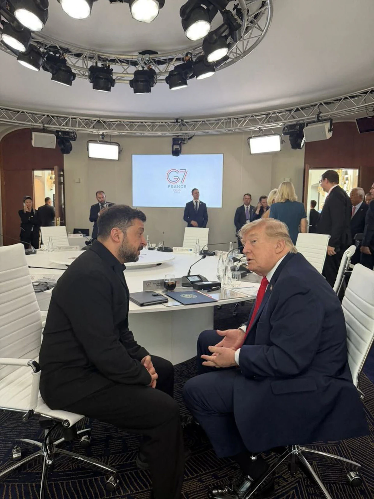 Ukrainan presidentti Volodymyr Zelenskyi osallistui G7-kokoukseen Ranskassa ja keskusteli siellä muiden muassa Donald Trumpin kanssa.