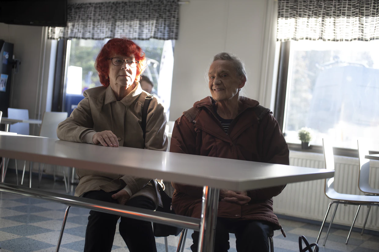Vesantolaiset eläkeläiset Anja Limpi (kuvassa vasemmalla) ja Anneli Huuskonen ovat syvästi tyytymättömiä Petteri Orpon (kok.) hallitukseen.