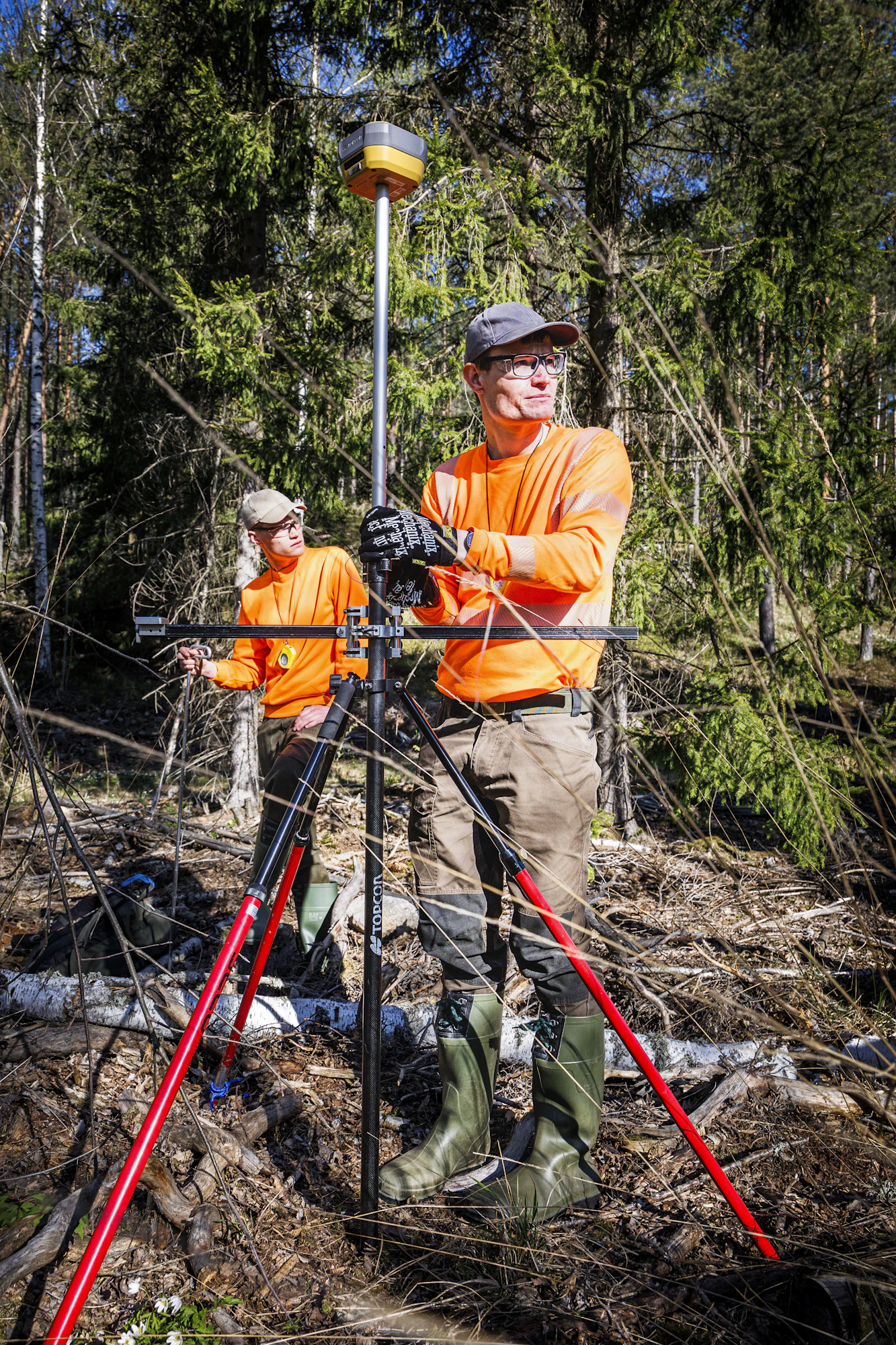 Koealan keskipisteen sijainti mitataan kolmijalkaan kiinitetyn tarkkuus-gps-laitteen avulla.