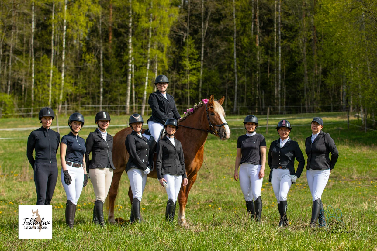 Kirsi Uutela, Maria Laine, Tempo Laiho, Kati Oksanen, Anne Varjovirta, Terhi Koskinen, Tiina Boman, Lila Havusela, Kati Damsten ja suomenhevonen Lumouksen Liekki edustivat Takkulan Ratsastuskeskusta.