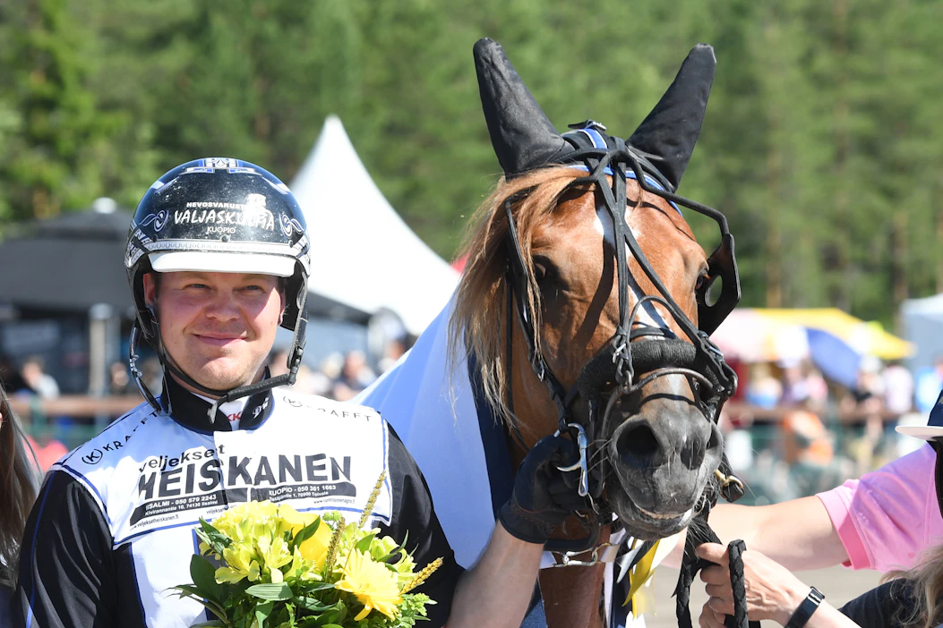 Heikki Mikkosen huippunopea suojatti Hipsun Poju on Kuopion illan kirkkaimpia tähtiä. Näyte Mikkosen treenattavien nousukunnosta saatiin torstaina Kajaanissa, kun talliin tuli kaksi täysosumaa.