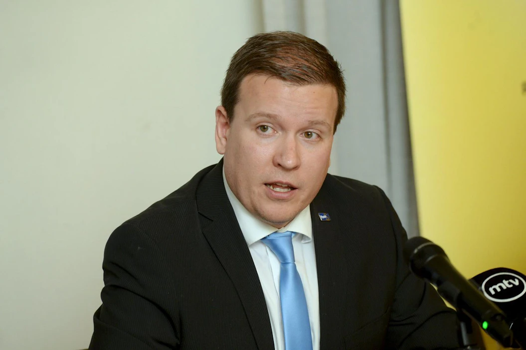 Perussuomalaisten eduskuntaryhmän puheenjohtaja Ville Tavio kertoi puolueen osallistuvan vain hallitukseen, jonka jäsenpuolueet sitoutuvat rehellisyyteen. LEHTIKUVA / MIKKO STIG