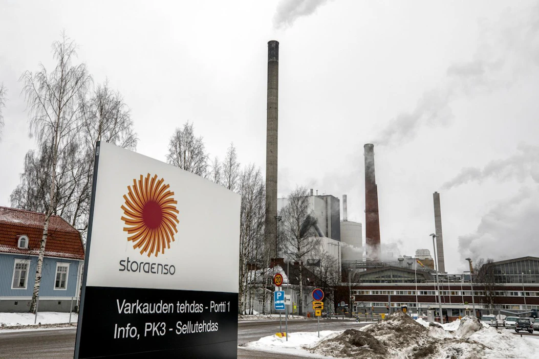 Varkauden tehtaat tarvitsevat puuta yli kaksi miljoonaa kuutiometriä vuodessa. Kartonkitehdas käyttää raaka-aineenaan havusellun lisäksi noin kolmasosan Suomessa kierrätetyistä kartonkipakkauksista. Arkistokuva.