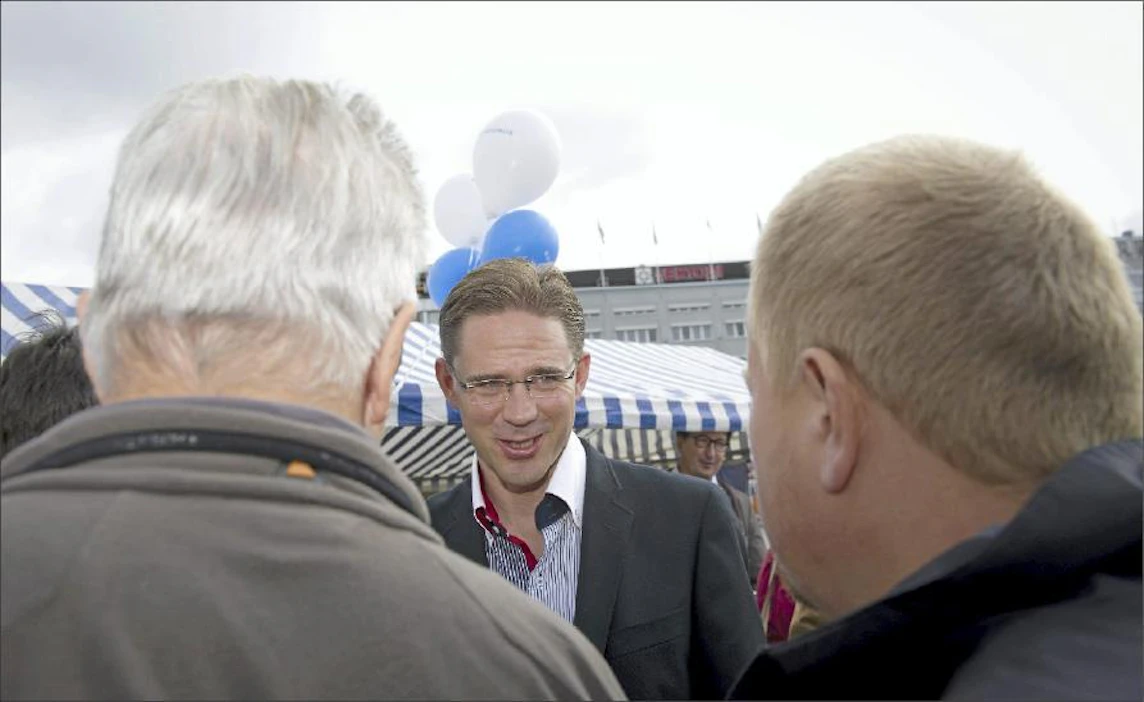Sää suosi kokoomuksen ministereitä enemmän torstaina Kuopion torilla kuin keskiviikkona Joensuussa. Pääministeri Jyrki Katainen tapasi kansaa. Timo Hartikainen/STT-Lehtikuva