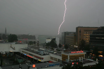 Suomessa esiintyy keskimäärin 140 000 maasalamaa vuodessa, mutta vuosien välinen vaihtelu on suurta.