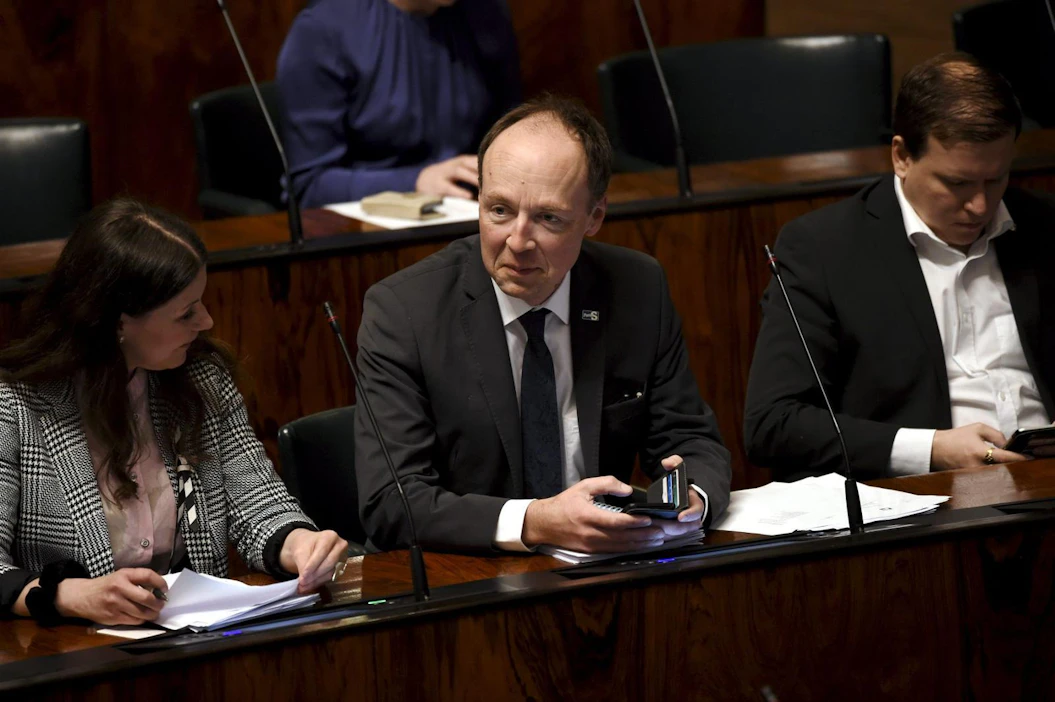 Perussuomalaisten mielestä hallituksen linja Kreikka-asiassa on ollut ristiriitainen eikä se täsmentynyt eilisellä kyselytunnilla. Keskellä puheenjohtaja Jussi Halla-aho. LEHTIKUVA / EMMI KORHONEN