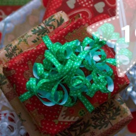 Pyroll Groupin tehtaalla Lempäälässä valmistettiin tänä vuonna lahjapaketteihin joulupapereita 4 500 kilometriä.