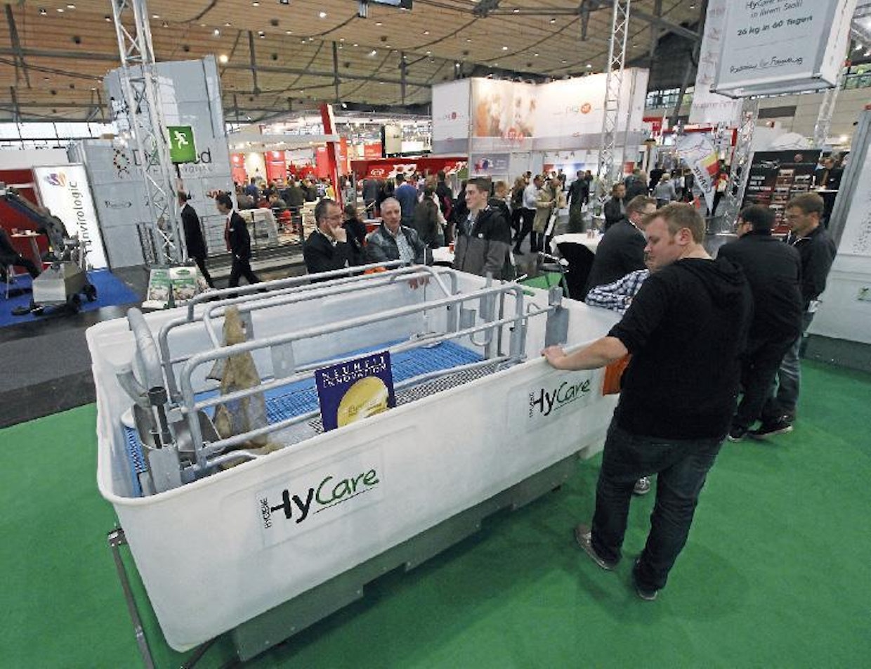 Saksalainen Schippers GmbH esitteli Eurotierissä täysin uudenlaisen HyCare-konseptin porsitussikaloihin. HyCare on muovinen karsina tai oikeastaan allas, joka on siirrettävissä vapaasti eläinten ollessa siinä sisällä. Konseptiin kuuluu altaassa tapahtuva porsitus erityisessä huoneessa, johon komeus siirretään luonnollisesti koneellisesti. Lanta imetään kaukalosta suoraan ulkosäiliöön. Muovinen porsituskaukalo on luonnollisesti helposti pestävissä ja desinfioitavissa porsimisten välillä. Hajusta päätellen kultamitalilla palkittua HyCarea oli ainakin testattu käytännössä.