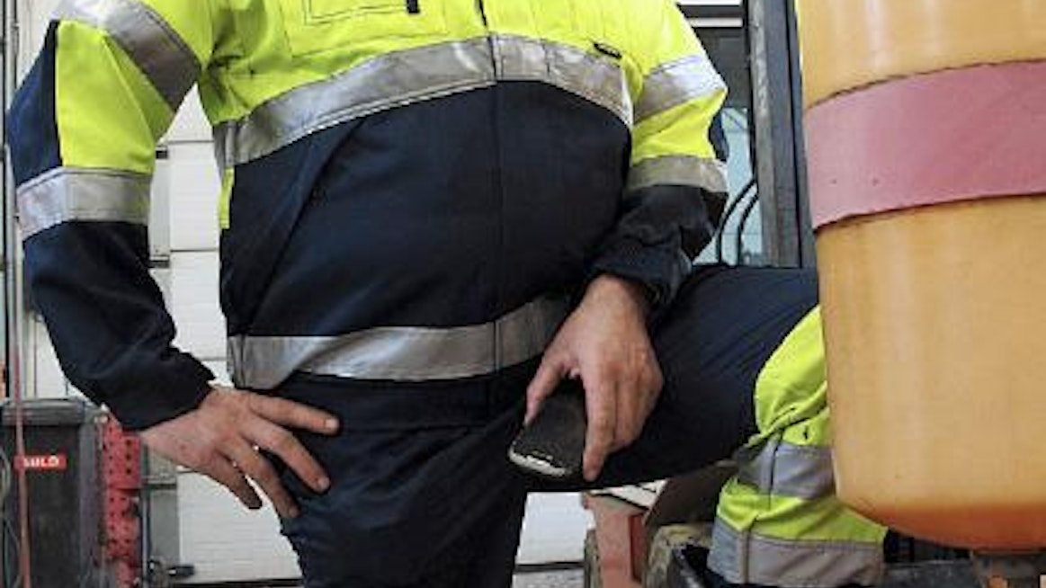 Juha Kallio tykkää värkätä koneitten kanssa. Tästä kasvinsuojeluruiskusta hän suunnittelee tekevänsä kastelulaitteen. Kuva: Riitta Mustonen