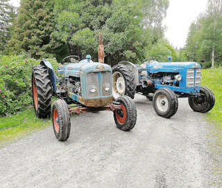 Tiivisteille tapahtuu ajan saatossa kovettumista. Sen huomasi mm. kohta 60 vuotta sitten tehtaan linjalta lähteneiden Fordson Super Majorien öljyvuodoista. Vasemmanpuoleinen, vuosimallia 1962 oleva Super Major vaatimattomilla 1960 mittaritunneillaan näytti vuotavan sisäisesti vaihteistoöljyä perään. Oikealla olevan, vuosimallin 1964 Superin vaihteistoöljyvuodon taas havaitsi ulkoisesti, joten tämän yksilön alla oli ennen tiivisteiden pehmityskäsittelyä aina jonkinlainen astia.