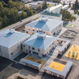 Tuupalan koulurakennus on kolmiosainen ja se tehtiin noin 400:lle esiopetuksen ja peruskoulun oppilaalle.