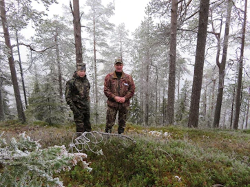 Kuusamolainen metsänomistaja Jouko Repo (oik.) on sopinut paikallisen yrittäjän kanssa maidensa käytöstä Porontimajärven läheisyydessä. Vanha metsä on jyrkässä rinteessä, jossa puunkorjuu olisi hankalaa. Repo on suojellut alueen Metso-ohjelman kautta. Kuvassa vasemmalla Joukon poika Juho.