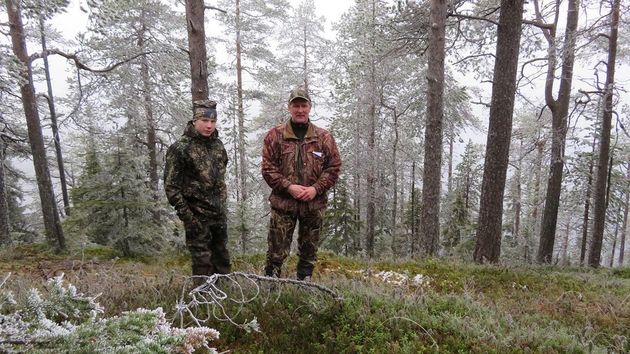 Kuusamolainen metsänomistaja Jouko Repo (oik.) on sopinut paikallisen yrittäjän kanssa maidensa käytöstä Porontimajärven läheisyydessä. Vanha metsä on jyrkässä rinteessä, jossa puunkorjuu olisi hankalaa. Repo on suojellut alueen Metso-ohjelman kautta. Kuvassa vasemmalla Joukon poika Juho.