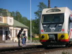 Kiskobussi Nurmeksen asemalla vuonna 2008. Dm12-kiskobussit otettiin kaupalliseen käyttöön vuonna 2005. Dv12-vetureita ja ns. sinisiä vaunuja käytettiin kuitenkin kiskobussien rinnalla vielä useita vuosia. 